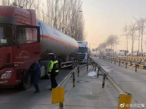 任丘交警強(qiáng)化客貨運(yùn)車輛檢查，為春運(yùn)道路安全暢通保駕護(hù)航